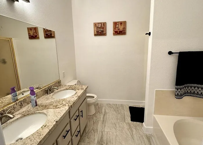 Entire Near Stadium Holiday home Glendale