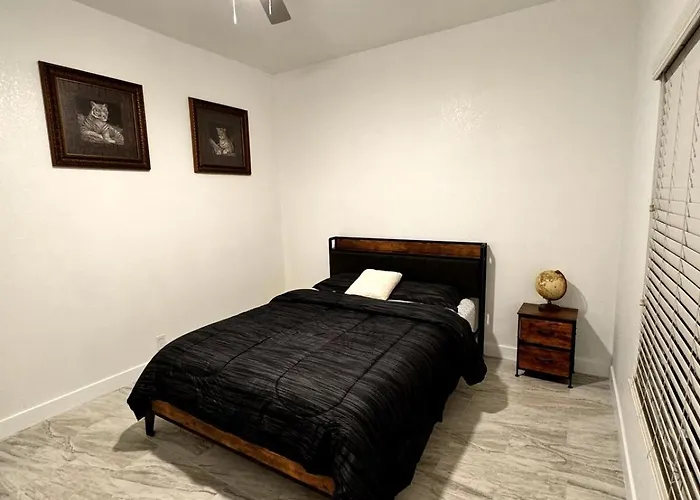 Entire Near Stadium Holiday home Glendale