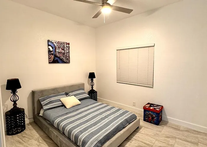 Entire Near Stadium Holiday home Glendale